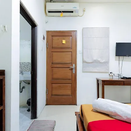 RedDoorz Plus near Green Pramuka Square Mall-3