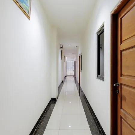 RedDoorz Plus near Green Pramuka Square Mall-2